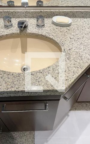 Apartamento à venda com 220m², 4 quartos e 3 vagas Apartamento à venda com 220m², 4 quartos e 3 vagasBanheiro da Suíte 3