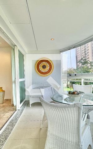 Apartamento à venda com 220m², 4 quartos e 3 vagas Apartamento à venda com 220m², 4 quartos e 3 vagasVaranda