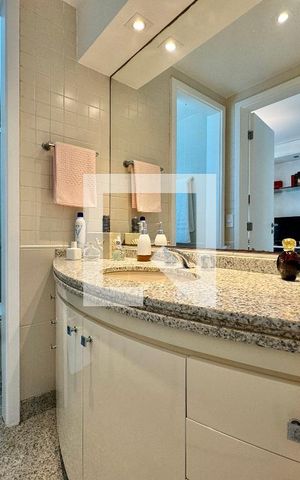 Apartamento à venda com 220m², 4 quartos e 3 vagas Apartamento à venda com 220m², 4 quartos e 3 vagasBanheiro da Suíte 2