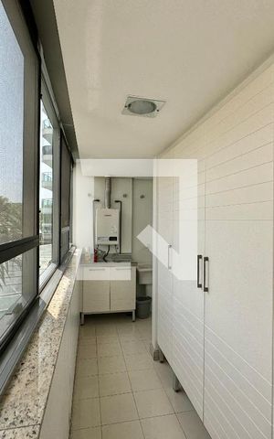 Apartamento à venda com 220m², 4 quartos e 3 vagas Apartamento à venda com 220m², 4 quartos e 3 vagasÁrea de Serviço