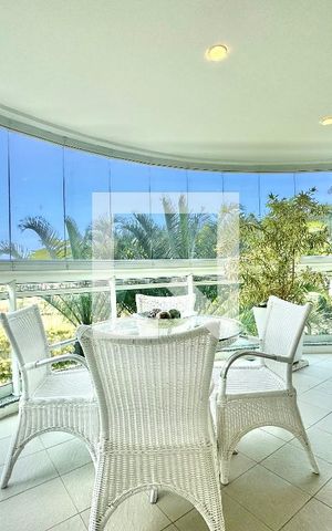 Apartamento à venda com 220m², 4 quartos e 3 vagas Apartamento à venda com 220m², 4 quartos e 3 vagasVaranda