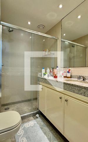 Apartamento à venda com 220m², 4 quartos e 3 vagas Apartamento à venda com 220m², 4 quartos e 3 vagasBanheiro da Suíte 1