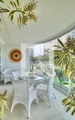 Apartamento à venda com 220m², 4 quartos e 3 vagas Apartamento à venda com 220m², 4 quartos e 3 vagasVaranda