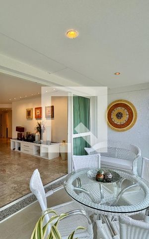 Apartamento à venda com 220m², 4 quartos e 3 vagas Apartamento à venda com 220m², 4 quartos e 3 vagasVaranda