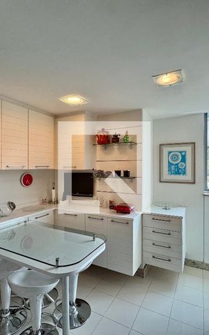 Apartamento à venda com 220m², 4 quartos e 3 vagas Apartamento à venda com 220m², 4 quartos e 3 vagasCozinha