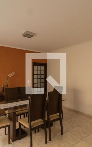 Casa à venda com 186m², 3 quartos e 2 vagas Casa à venda com 186m², 3 quartos e 2 vagasSala de Jantar