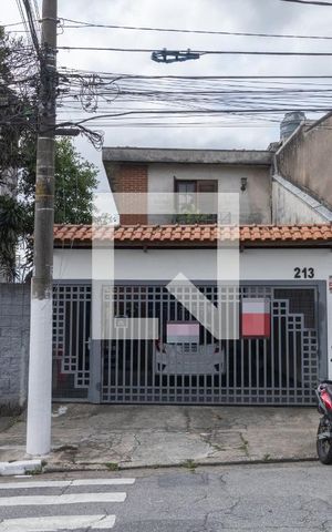 Casa à venda com 186m², 3 quartos e 2 vagas Casa à venda com 186m², 3 quartos e 2 vagasFachada