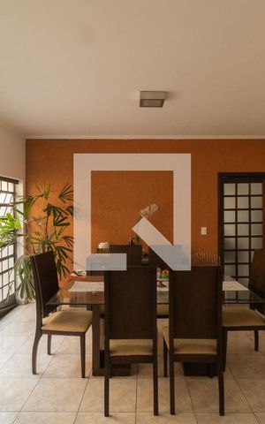 Casa à venda com 186m², 3 quartos e 2 vagas Casa à venda com 186m², 3 quartos e 2 vagasSala de Jantar