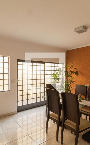 Casa à venda com 186m², 3 quartos e 2 vagas Casa à venda com 186m², 3 quartos e 2 vagasSala de Jantar