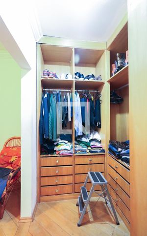 Casa à venda com 223m², 3 quartos e 2 vagas Casa à venda com 223m², 3 quartos e 2 vagasCloset da Suíte 1