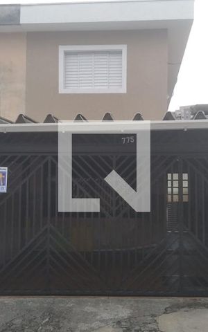 Casa à venda com 144m², 3 quartos e 2 vagas Casa à venda com 144m², 3 quartos e 2 vagasFachada