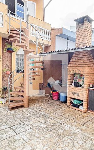 Casa à venda com 240m², 3 quartos e 4 vagas Casa à venda com 240m², 3 quartos e 4 vagasQuintal
