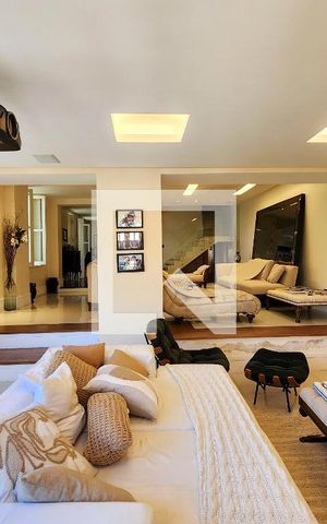 Casa à venda com 600m², 6 quartos e 3 vagas Casa à venda com 600m², 6 quartos e 3 vagasSala de TV