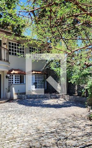 Casa à venda com 600m², 6 quartos e 3 vagas Casa à venda com 600m², 6 quartos e 3 vagasÁrea Externa