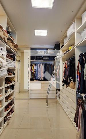 Casa à venda com 600m², 6 quartos e 3 vagas Casa à venda com 600m², 6 quartos e 3 vagasCloset da Suíte 3