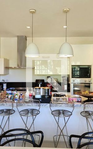 Casa à venda com 600m², 6 quartos e 3 vagas Casa à venda com 600m², 6 quartos e 3 vagasCozinha