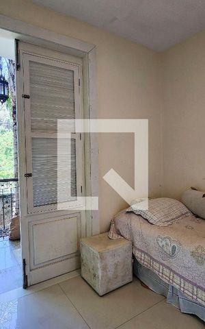 Casa à venda com 600m², 6 quartos e 3 vagas Casa à venda com 600m², 6 quartos e 3 vagasQuarto de Serviço