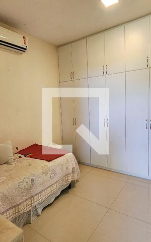 Casa à venda com 600m², 6 quartos e 3 vagas Casa à venda com 600m², 6 quartos e 3 vagasQuarto de Serviço