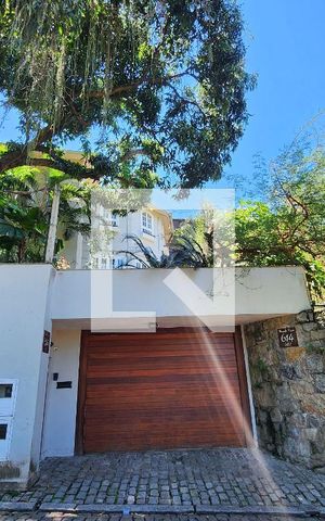 Casa à venda com 600m², 6 quartos e 3 vagas Casa à venda com 600m², 6 quartos e 3 vagasFachada Externa