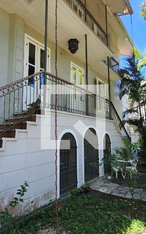 Casa à venda com 600m², 6 quartos e 3 vagas Casa à venda com 600m², 6 quartos e 3 vagasFachada interna