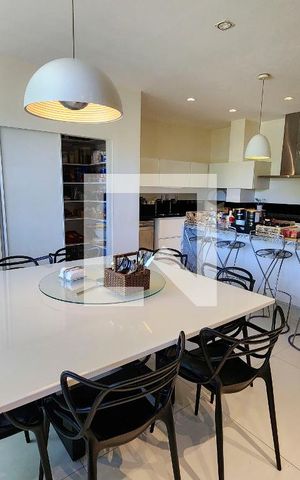 Casa à venda com 600m², 6 quartos e 3 vagas Casa à venda com 600m², 6 quartos e 3 vagasCozinha