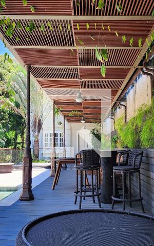 Casa à venda com 600m², 6 quartos e 3 vagas Casa à venda com 600m², 6 quartos e 3 vagasÁrea Externa