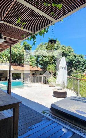 Casa à venda com 600m², 6 quartos e 3 vagas Casa à venda com 600m², 6 quartos e 3 vagasÁrea Externa