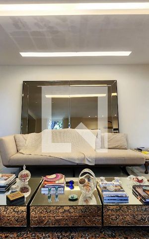 Casa à venda com 600m², 6 quartos e 3 vagas Casa à venda com 600m², 6 quartos e 3 vagasSala de Estar