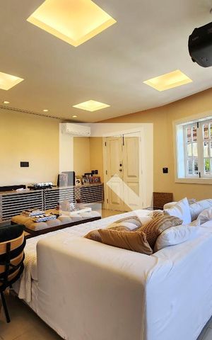 Casa à venda com 600m², 6 quartos e 3 vagas Casa à venda com 600m², 6 quartos e 3 vagasSala de TV
