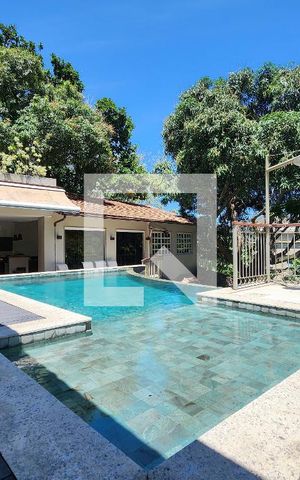 Casa à venda com 600m², 6 quartos e 3 vagas Casa à venda com 600m², 6 quartos e 3 vagasPiscina