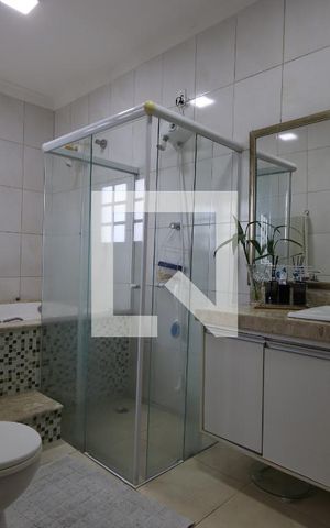 Casa à venda com 352m², 5 quartos e 2 vagasBanheiro da Suíte
