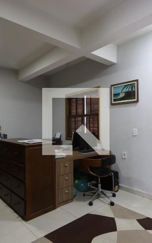Casa à venda com 352m², 5 quartos e 2 vagasQuarto 4 (escritório)