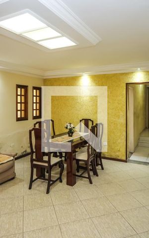 Casa à venda com 350m², 3 quartos e 5 vagas Casa à venda com 350m², 3 quartos e 5 vagasSala