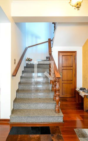 Casa à venda com 349m², 3 quartos e 7 vagas Casa à venda com 349m², 3 quartos e 7 vagasEscada