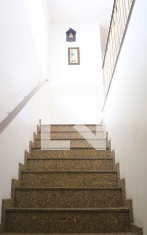 Casa à venda com 500m², 6 quartos e 4 vagasEscadas