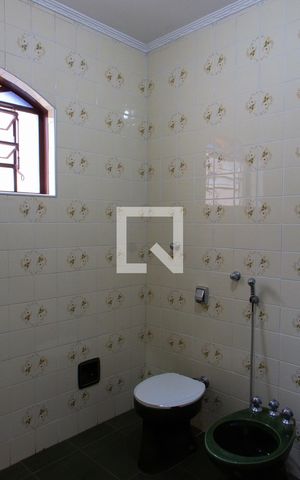Casa à venda com 280m², 3 quartos e 2 vagas Casa à venda com 280m², 3 quartos e 2 vagasBANHEIRO SOCIAL