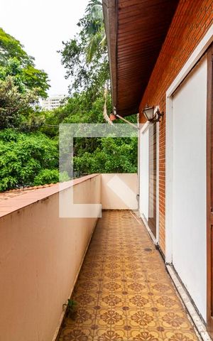 Casa para alugar com 385m², 4 quartos e 5 vagas Casa para alugar com 385m², 4 quartos e 5 vagasVaranda