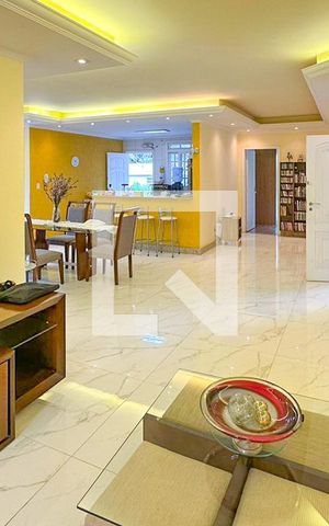 Casa à venda com 2700m², 5 quartos e 4 vagas Casa à venda com 2700m², 5 quartos e 4 vagasSala