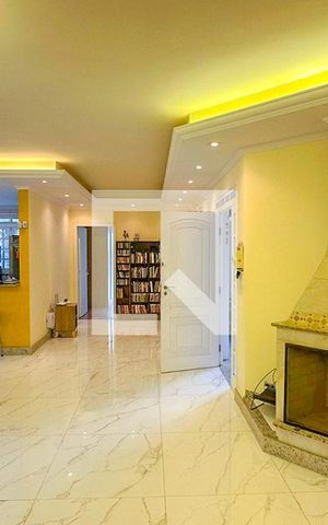Casa à venda com 2700m², 5 quartos e 4 vagas Casa à venda com 2700m², 5 quartos e 4 vagasSala