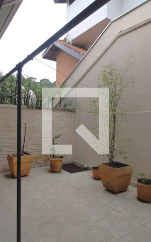 Casa à venda com 490m², 3 quartos e 2 vagasFundos da casa