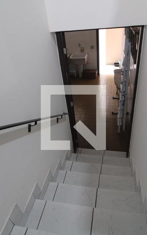 Casa à venda com 490m², 3 quartos e 2 vagasEscada para lavanderia