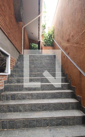 Casa à venda com 490m², 3 quartos e 2 vagasEscada lateral