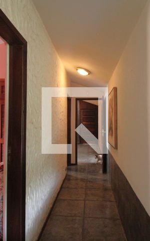 Casa à venda com 490m², 3 quartos e 2 vagasCorredor entre as suítes