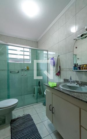 Casa à venda com 184m², 3 quartos e 2 vagas Casa à venda com 184m², 3 quartos e 2 vagasBanheiro 2