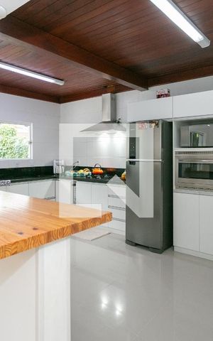 Casa à venda com 180m², 2 quartos e 2 vagas Casa à venda com 180m², 2 quartos e 2 vagasCozinha