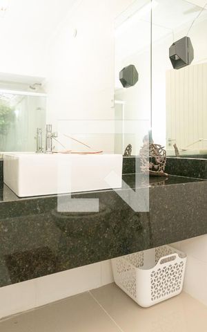 Casa à venda com 180m², 2 quartos e 2 vagas Casa à venda com 180m², 2 quartos e 2 vagasBanheiro da Suite 2