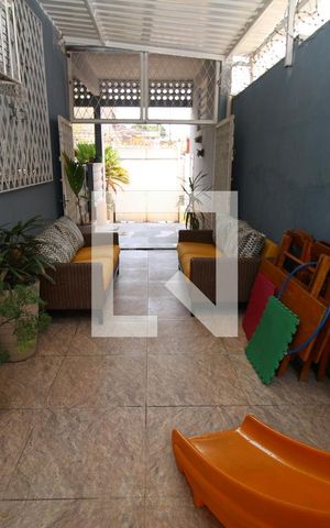 Casa à venda com 300m², 3 quartos e 2 vagasQuintal - Corredor lateral