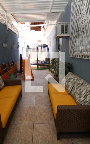 Casa à venda com 300m², 3 quartos e 2 vagasQuintal - Corredor lateral