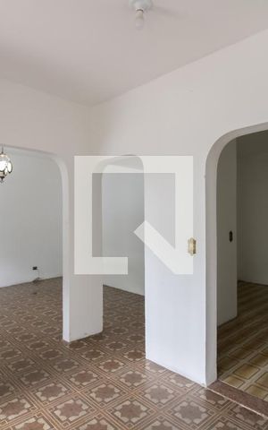 Casa à venda com 250m², 4 quartos e 3 vagas Casa à venda com 250m², 4 quartos e 3 vagasSala