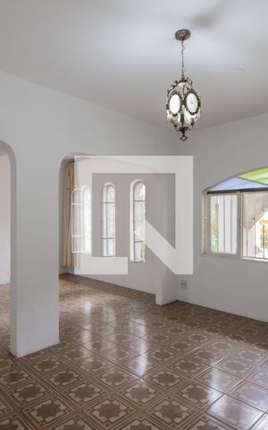 Casa à venda com 250m², 4 quartos e 3 vagas Casa à venda com 250m², 4 quartos e 3 vagasSala